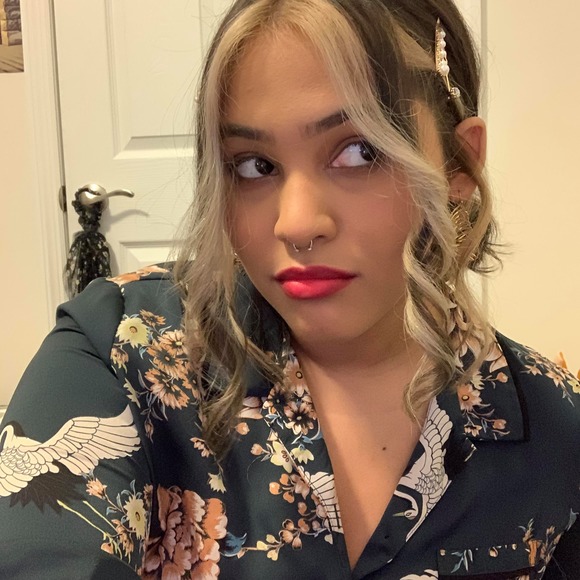 Poshmark profile picture for @koralp
